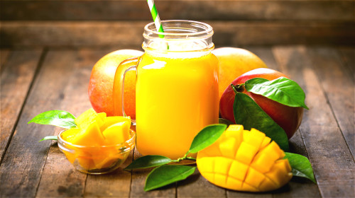 芒果能保护肝脏，提高免疫系统功能，有益于肾结石患者。