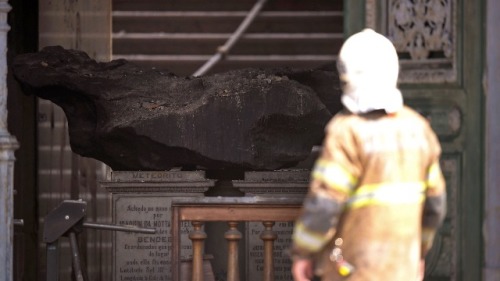 火過後，館藏的世界上最大的隕石似乎「安然無恙」。