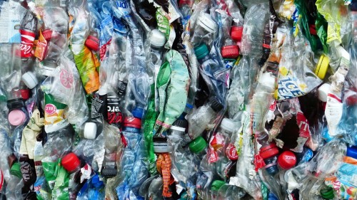 塑胶瓶会在海洋中逐渐解体，会对海洋生态、以至食物链带来巨大威胁。