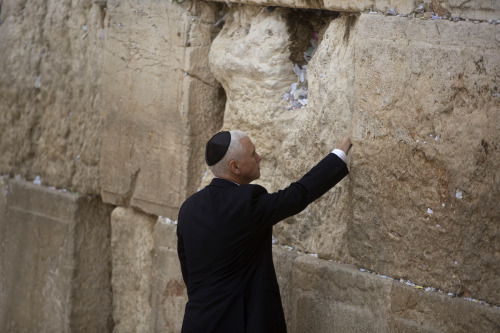 2018年1月23日，美国副总统彭斯造访哭墙，将写了祈祷的纸条插入哭墙的缝隙中。