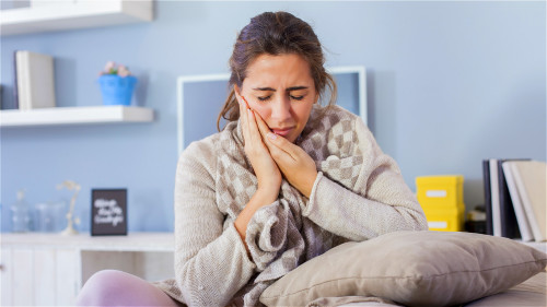 牙痛、乏力、恶心、头晕等感冒或胃肠道症状，有可能是心梗的前兆。