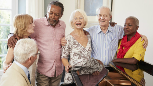 美国老年学研究中心通过调查发现，唱歌能使人长寿。