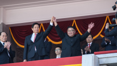 朝鲜阅兵金正恩高举栗战书的手现场有信号(图)