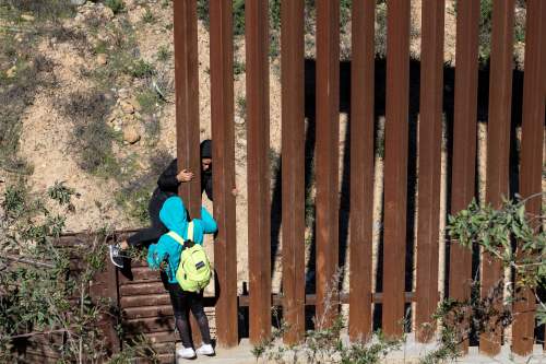 美國官員說，有些越境的無證移民把沒有親屬關係的小孩，當作進入並留在美國的方法。