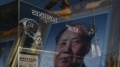 2014年12月4日，北京的一家商店橱窗上展示中共领导人毛泽东的照片。