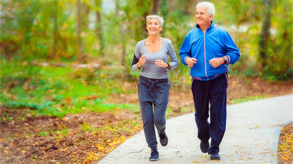 适度锻练，保持良好的心态，对控制胆固醇有一定的辅助作用。