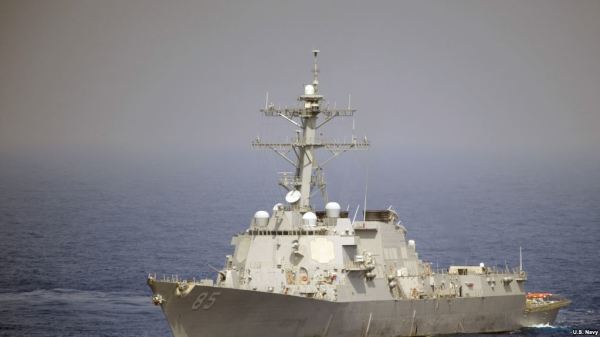 美軍麥康貝尓號導彈驅逐艦2010年5月在西太平洋航行（美國海軍照片）。