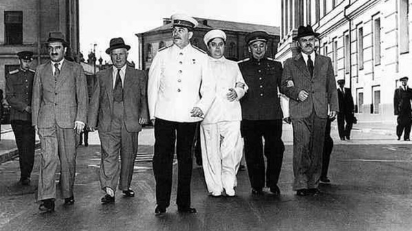 左起：米高揚，赫魯曉夫，斯大林，馬林科夫，貝利亞，莫洛托夫。