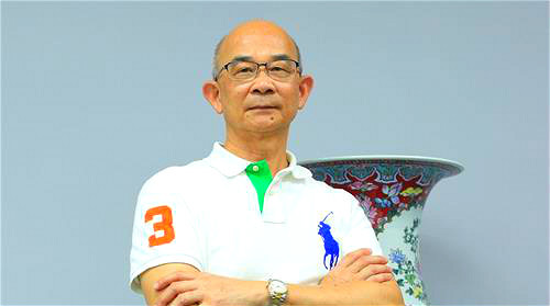 臺灣跨國企業年興紡織公司前總經理黃士坤說 ：「法輪功救了我和太太。」