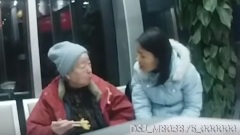 到幼兒園接已畢業的女兒永不忘愛的母親(圖)