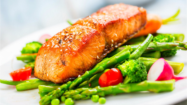 老年人饮食要有充分的蛋白质，蔬菜，少吃含高胆固醇肉品。