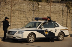 網友爆料：中國警車開進校園專抓加拿大外教(圖)