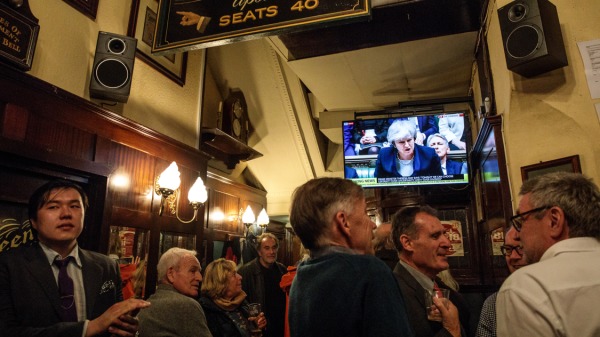 2015年1月15日，在英国伦敦的一家酒吧内，人们在谈论将要进行的脱欧协议表决。
