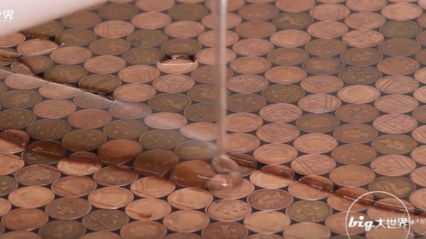 英国理发小哥用七万枚硬币铺地板竟是为了省钱！