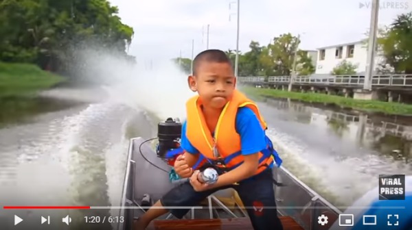 泰國5歲小男孩可以自駕快艇去上學
