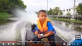 超旋风5岁小男孩自驾快艇上学(视频)