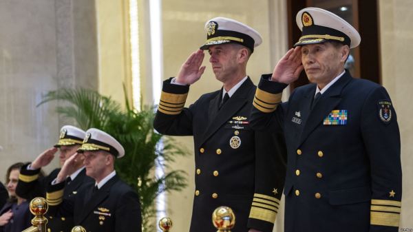 美國海軍作戰部長理查森（John Richardson）應中共海軍司令員瀋金龍（右）邀請，1月13日開始對北京進行訪問。