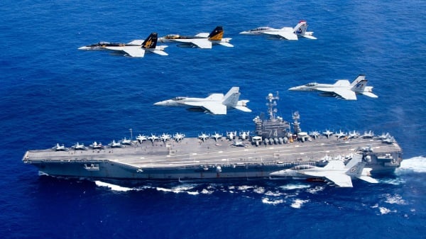 美国尼米兹级核动力航空母舰战斗群在菲律宾海域巡航。