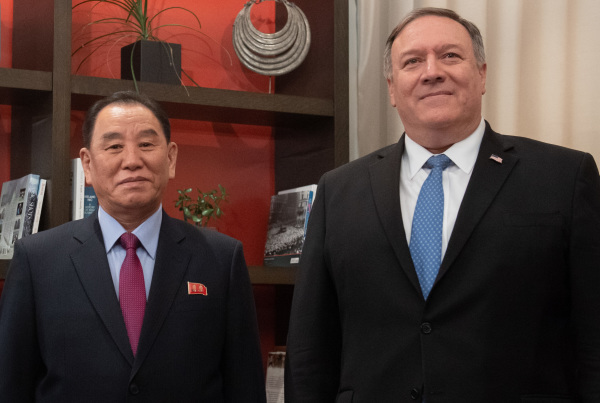 2019年1月18日，美国国务卿篷佩奥在华盛顿特区会议前欢迎朝鲜劳动党副主席金永哲。