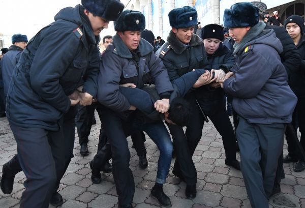 2019年1月17日，吉爾吉斯斯坦警察抓捕抗議者。
