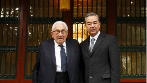 2018年11月8日，中共外交部长王毅在钓鱼台国宾馆会见了前美国国务卿基辛格。