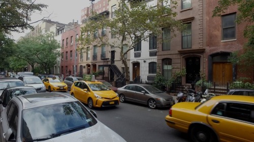 纽约黄色出租车将乘客从这个地方载到另一个地方。