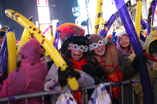 民眾在美國紐約時代廣場開心跨年