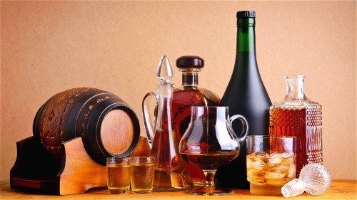 酒精對尿酸排出有抑制作用，易誘發痛風。