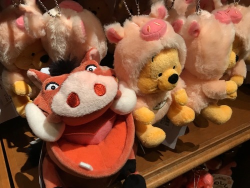 東京迪士尼迎接豬年，以迪士尼動畫「獅子王」中的疣豬彭彭做為豬年代表性角色，推出各式商品。
