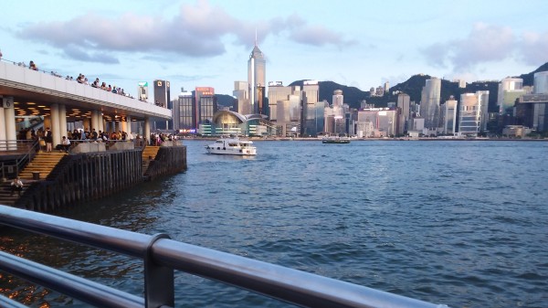 過去20年中，香港房地產價格常居「世界最高房價」之首。《彭博社》認為，中國的「大灣區」發展計畫恐讓其房價再漲10年！圖為香港維多利亞港。