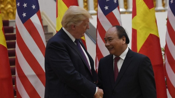 2017年11月12日，美國總統川普訪問河內，與越南總理阮春福在河內握手。