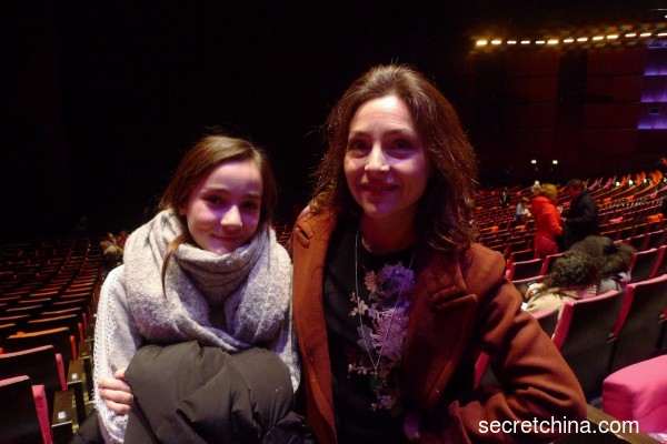 ​​​​​​​1月20日，Florence Crouzillat女士（右）在巴黎觀看了神韻演出。