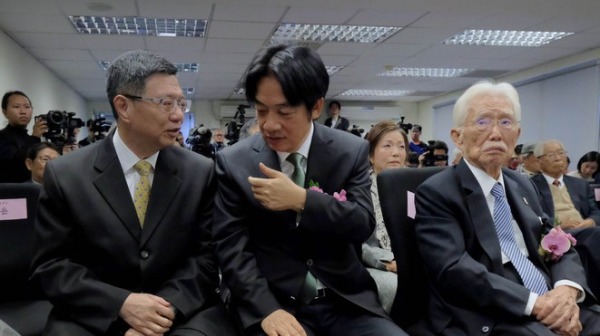 總統府資政辜寬敏(右)成立台灣制憲基金會，致力於推動台灣新憲法。前行政院長賴清德(中)表示，現在時機已到。