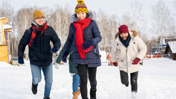 冬天衣服穿得过多过厚，人体自身体温调节机能会下降，反而容易发烧感冒