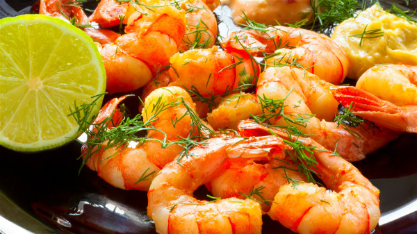 海鲜类的虾、蟹、蠔的锌含量丰富，吃海鲜还可以起到补肾补肝的作用。