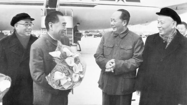 周恩來（左二）是唯一的跟毛澤東（右二）奉陪到底，周旋到死的人。