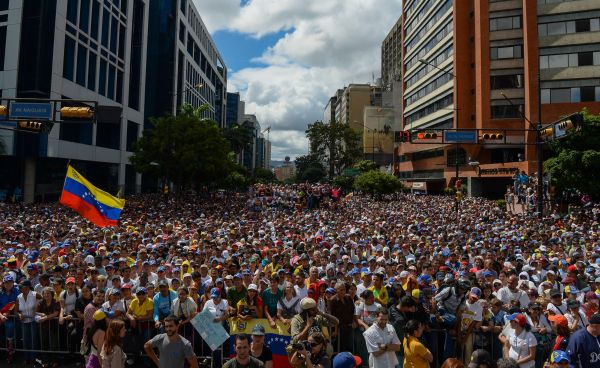 美国宣布将撤销马杜罗派“非法议会成员”的美国签证。图为成千上万民众上街集会、反对马杜罗政府。
