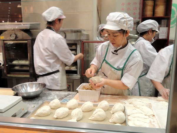 華裔名廚自掏腰包 給政府工作人員派「關門餃子」