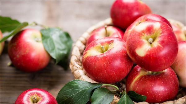 苹果能把体内的瘀血、宿便、水毒（造成水肿的原因）排出，身体也就变得更轻盈健康。
