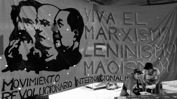2005年1月29日，查韋斯在委內瑞拉舉辦的世界社會論壇外，左翼活動人士掛起了馬克思、列寧和毛澤東的橫幅。