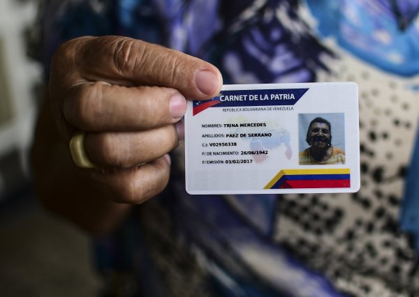 委內瑞拉半數人口在使用祖國卡，包括教育，食品和醫藥等許多方面都依賴於此。