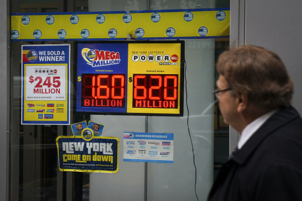 2018年10月23日，一男子经过纽约一彩票站前张望。