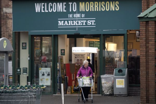 2018年1月9日，一名妇女在伦敦西部Morrisons超市的一家分店购物后离开。