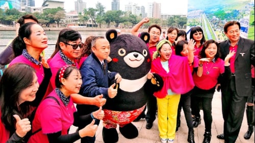 高雄市觀光局長潘恆旭（著藍色夾克）邀請白冰冰擔任一月份高雄代言人，意外引發互嗆。