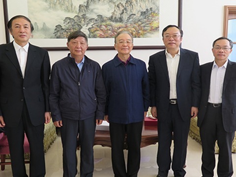 “六四”30周年前，温家宝（中）露面，与来访的中国地质大学领导层合照。