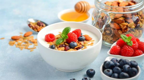酸奶添加許多水果、堅果、種子類食物等，是早餐很好的選擇。
