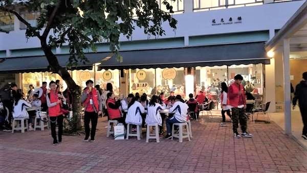 香港中文大學某飯堂擠滿了身穿統一制服的遊客