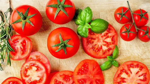 合理摄取营养，多吃西红柿等可预防眼睛提早老化。