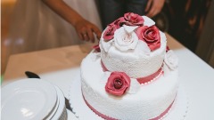 婚礼蛋糕里面全是泡沫新娘当场崩溃痛哭(图)
