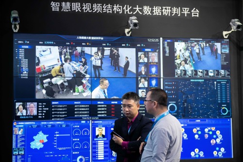 中國發達的監控產業再進一步，某AI企業發布號稱全球首個步態識別互聯系統，能彌補監視器中人臉模糊難以識別的缺點。圖為監控系統示意圖。